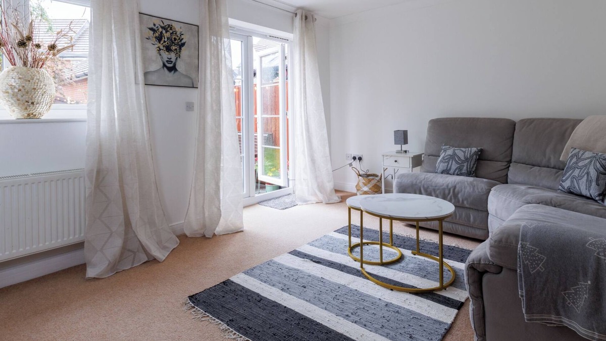 Aylesbury House | Comfortable 4-bedroom home/park view/pet friendly/close to the hospital