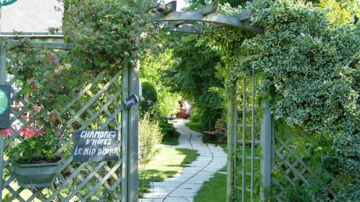 Saint-Omer-de-Blain Bed & Breakfast | "Comfortable Accessible Room with Private Bath, WiFi, TV, Baby Gear & Bicycles Near Blain"