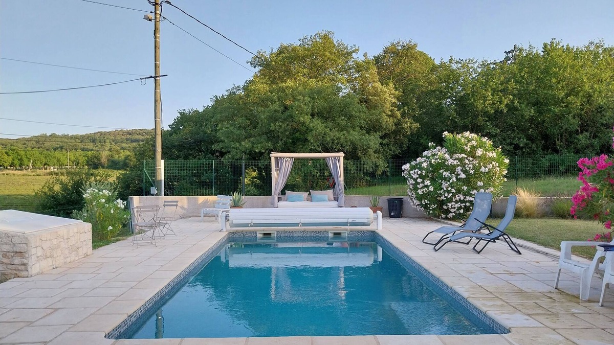 Malataverne Apartment | Comfortable accommodation in quiet Provencal countryside, with swimming pool and spa.