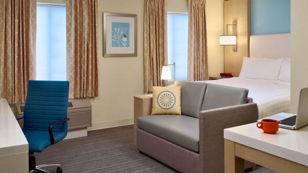 Burlington House | Comfortable Accommodation w/ Free Bfast & Parking, Kitchen, Outdoor Pool!