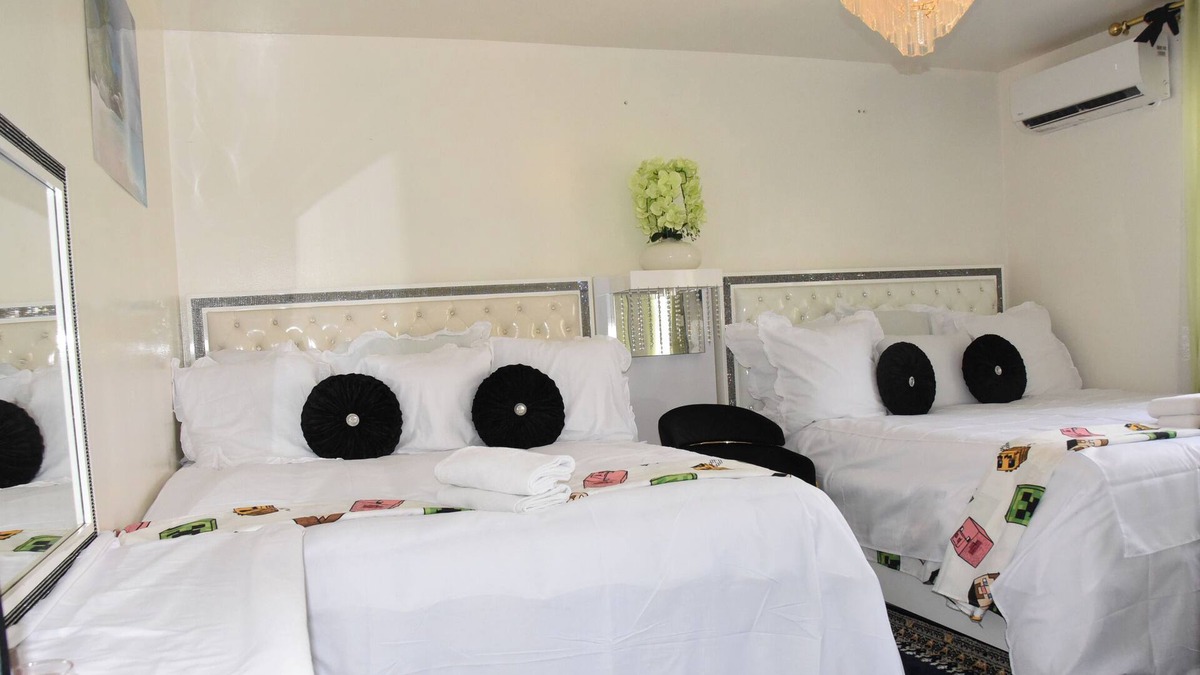 Bondy Bed & Breakfast | Comfortable accommodation for 4 people, air-conditioned, kitchen in a villa.