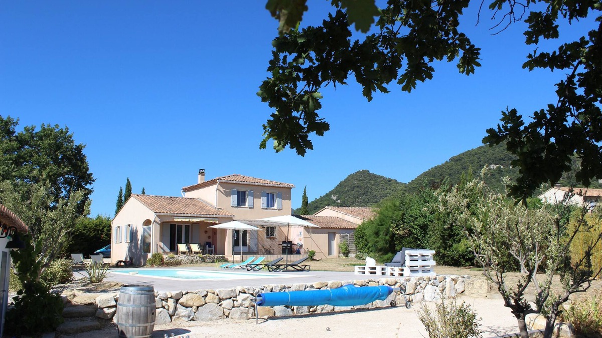 Seguret House | Comfortable air-conditioned villa with swimming pool at the foot of the village of Séguret