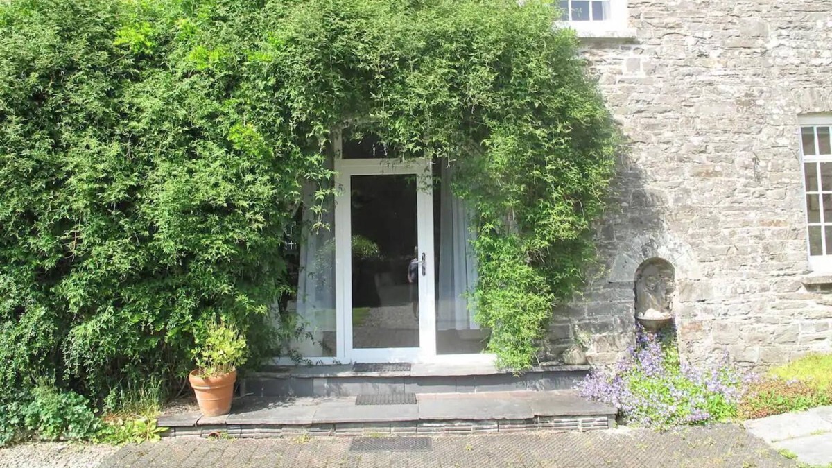 Pencader Apartment | Comfortable Airy 5-Bed Apartment in Llandysul