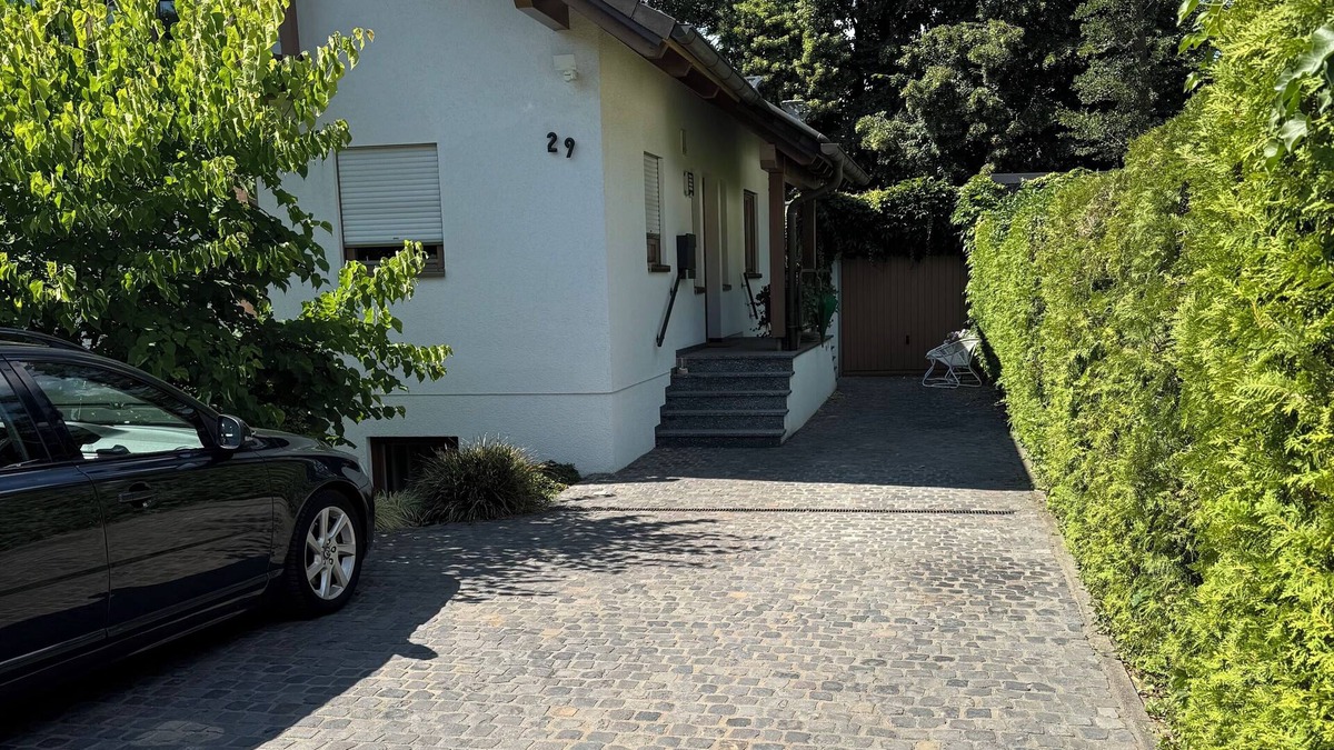 Sankt Augustin Apartment | Comfortable and quiet apartment in a great location with parking space