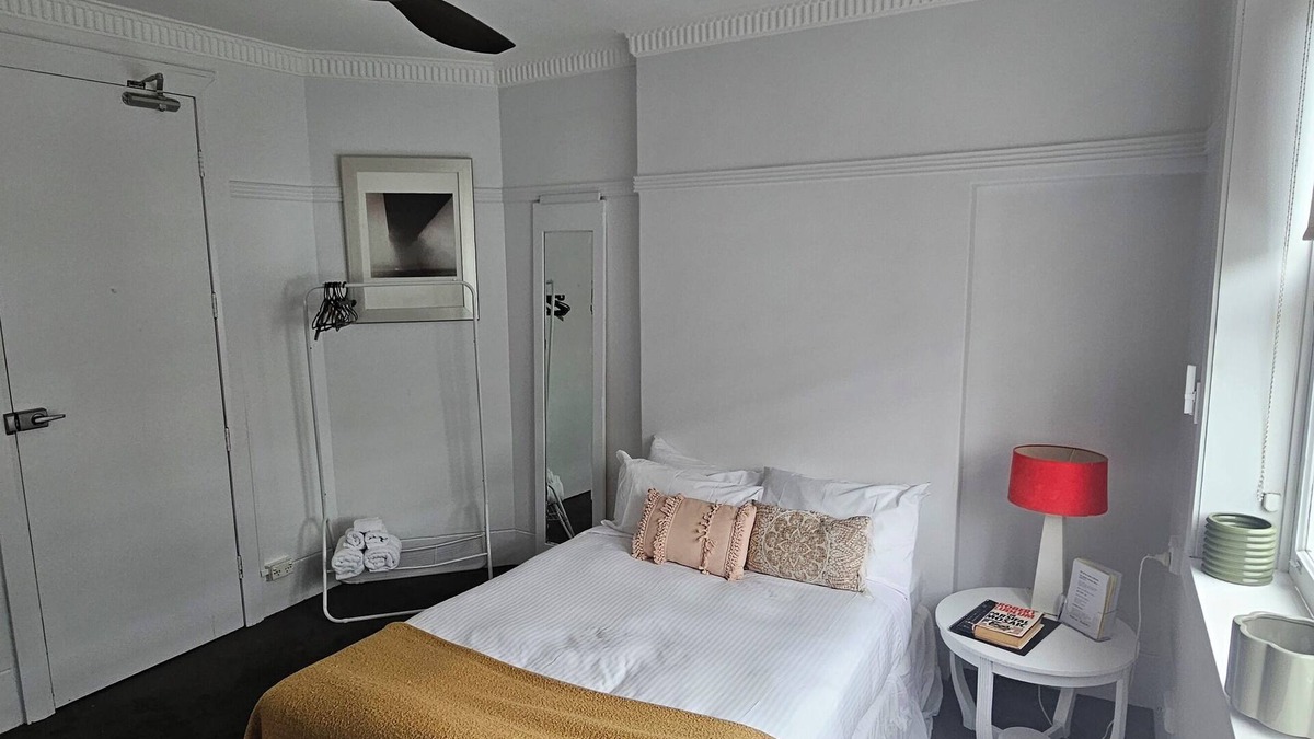 Woolloomooloo Apartment | Comfortable and Modest Studio in art deco building