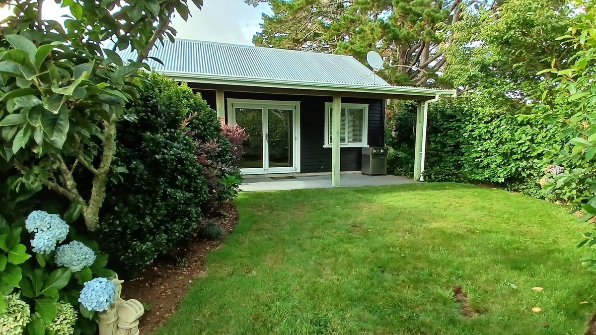 New Plymouth Apartment | Comfortable and private studio unit set in a lovely garden only 3.5km from city