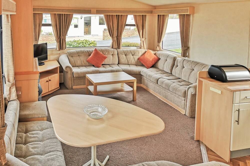 Narberth House | Comfortable and spacious 12ft-wide caravan with one double and two twin.
