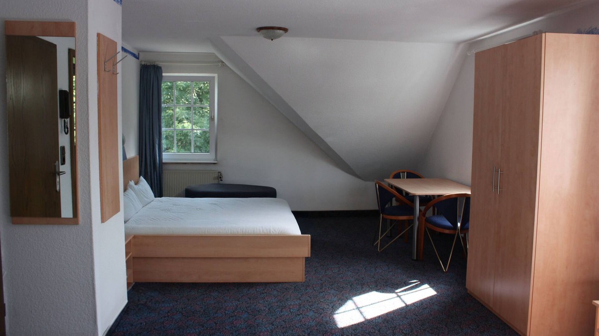 Zueschen Apartment | Comfortable and versatile room-perfect for relaxation, work and exchange