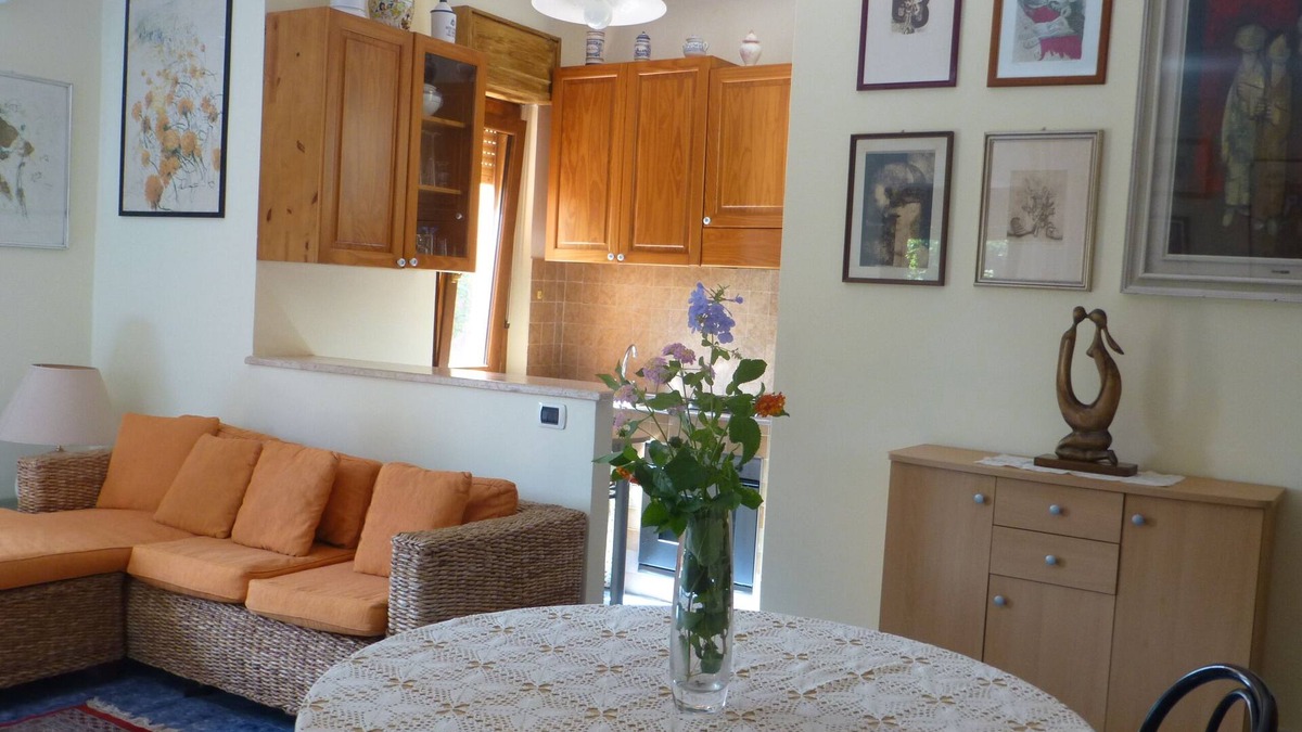 Maddalenedda Apartment | Comfortable apartment by the sea with private garden, parking space, Wi-Fi