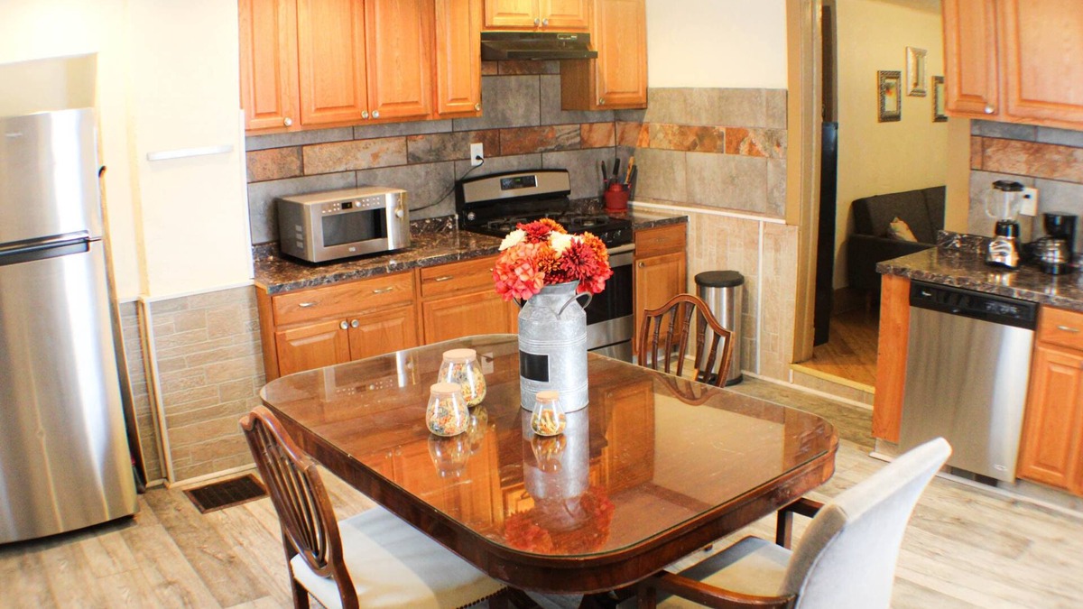 Bloomfield Apartment | Comfortable Apartment – Pittsburgh's Little Italy!