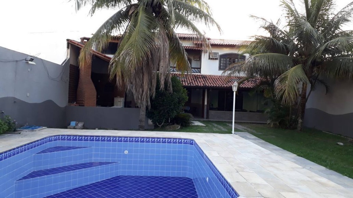 Camboinhas House | Comfortable beach house, large balcony with barbecue near the beach