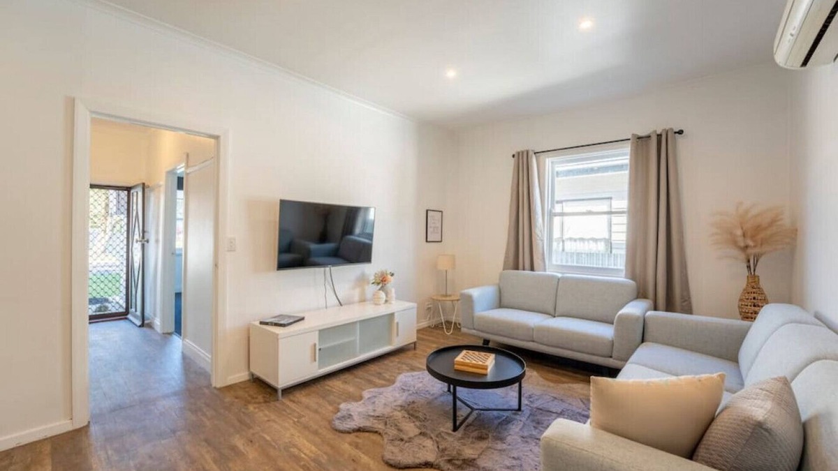 Ballarat East House | Comfortable Black Hill Cottage
