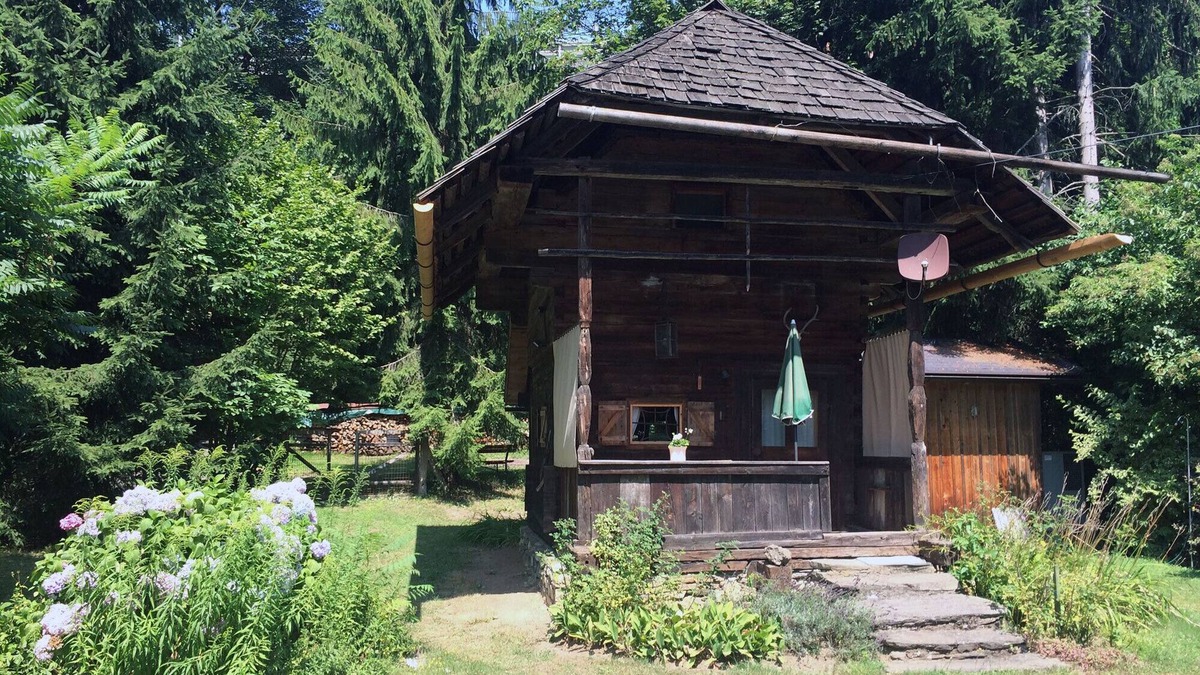 Krumpendorf am Woerther See Cabin | comfortable blockhouse for 2 persons with garden, lake nearby