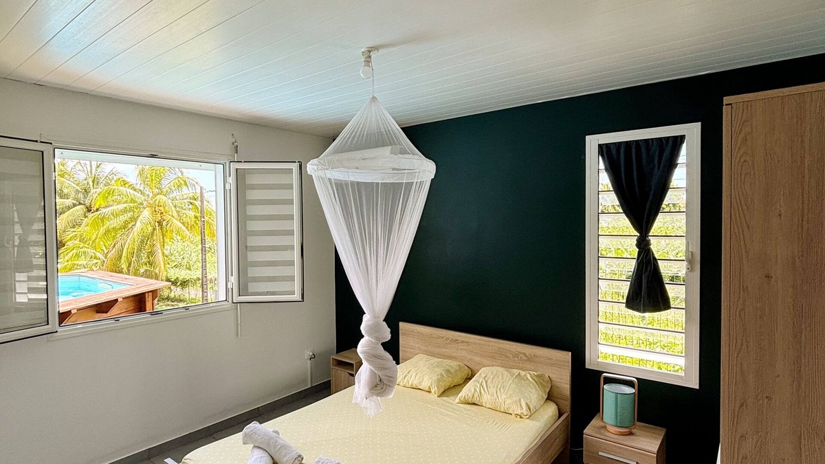 Trois-Rivieres House | Comfortable bungalow with pool