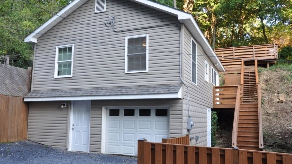 Knoxville House | Comfortable Bungalow near the Potomac River