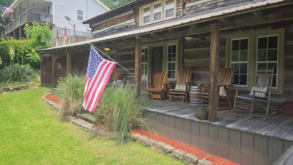 Lynchburg Cabin | Comfortable cabin in Lynchburg with a lake view.5 miles from Jack Daniel