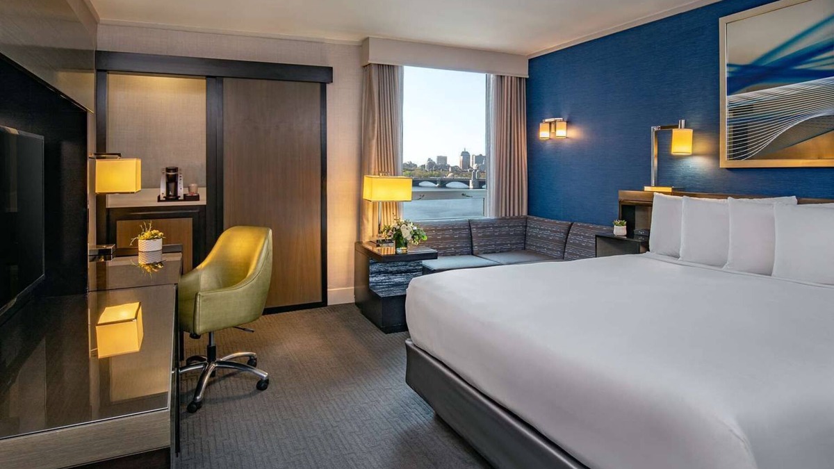 East Cambridge Hotel | Comfortable Cambridge Stay w/Spectacular Charles River Views