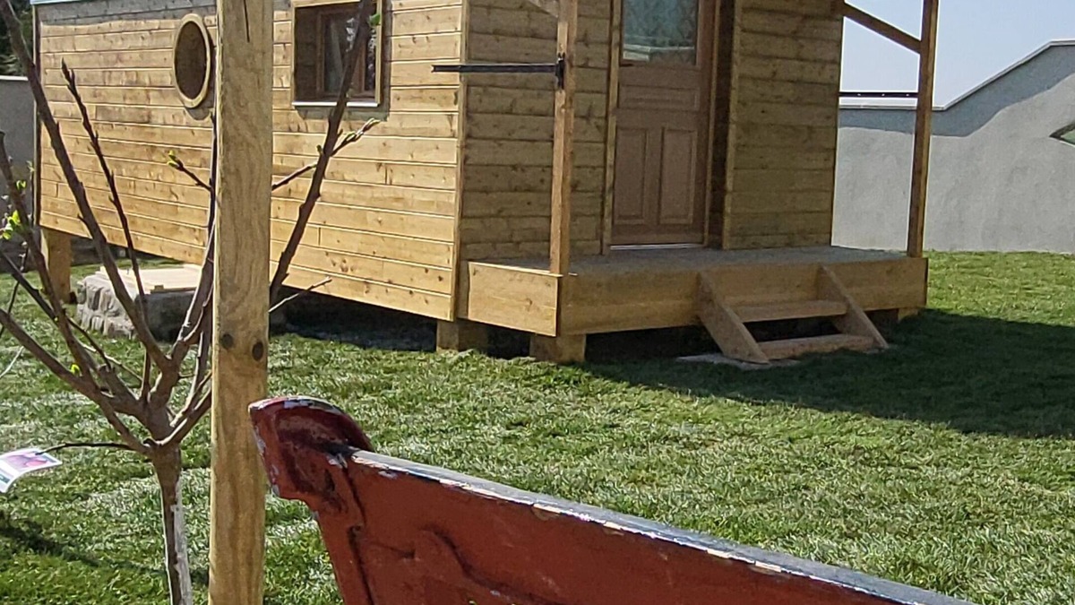 Dallon Cottage | Comfortable caravan close to town (pets welcome)