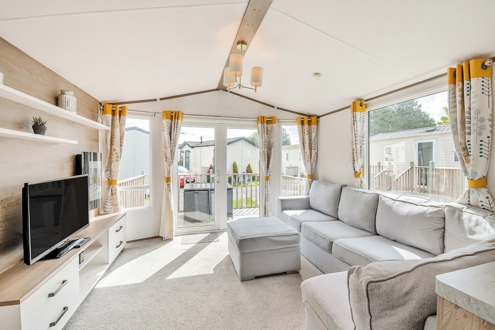 Ryther House | Comfortable caravan with one double with en suite with toilet, and one twin.