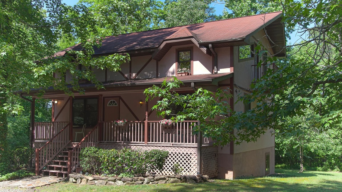 Columbus House | Comfortable Chalet Near TIEC - Full Amenities & Pets