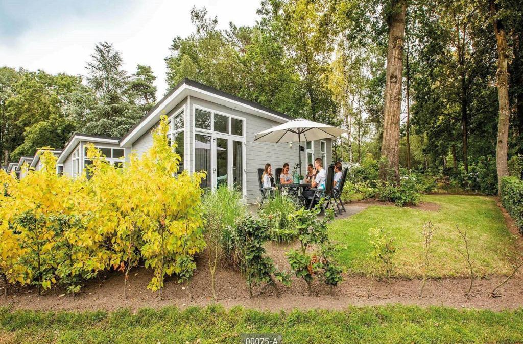 Ede Ski Chalet | Comfortable chalet with dishwasher within De Veluwe