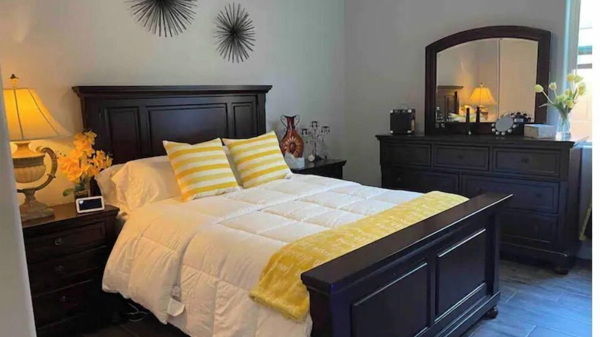 Maryvale House | Comfortable chic Guesthouse. 1 QSBed+1 QS sleeper sofa Close to Spring training