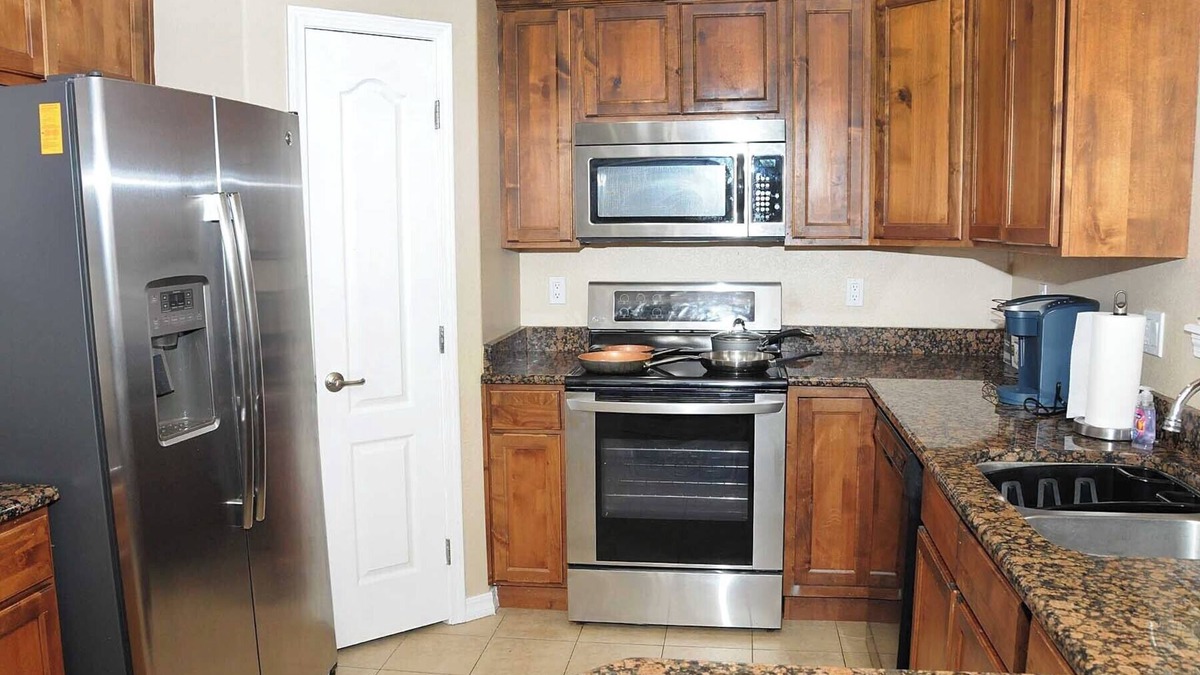 Stetson Hills House | Comfortable & Convenient by-the-month Corner Lot House