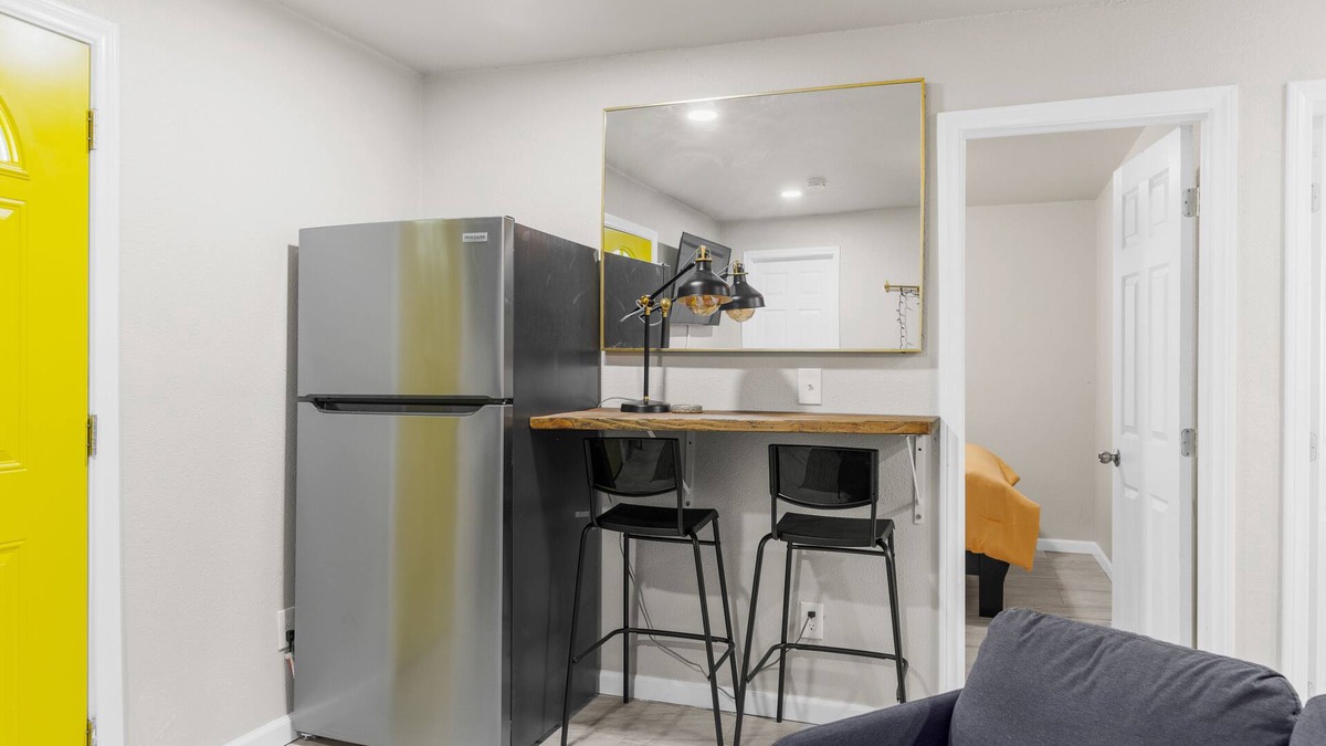 Compton Apartment | Comfortable Compton 2 Bed APT 1