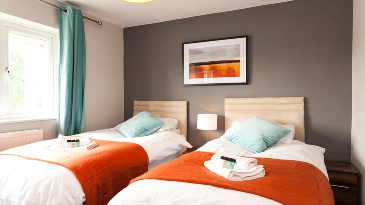 Crawley House | Comfortable contractor/family house Gatwick: sleeps 6+