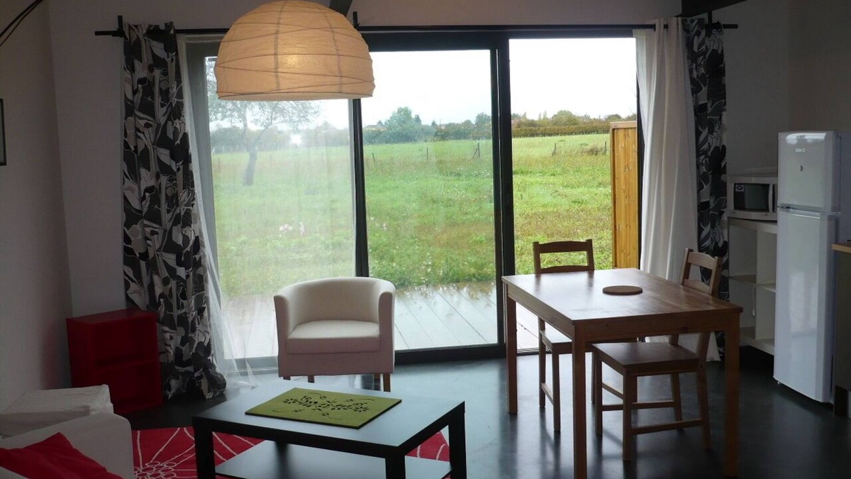Saint-Androny Cottage | Comfortable cottage (2 *), quiet and bright, vineyards and estuary, with swimming pool