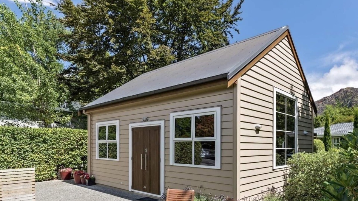 Arrowtown Cottage | Comfortable cottage in the heart of Arrowtown with newly renovated kitchen.