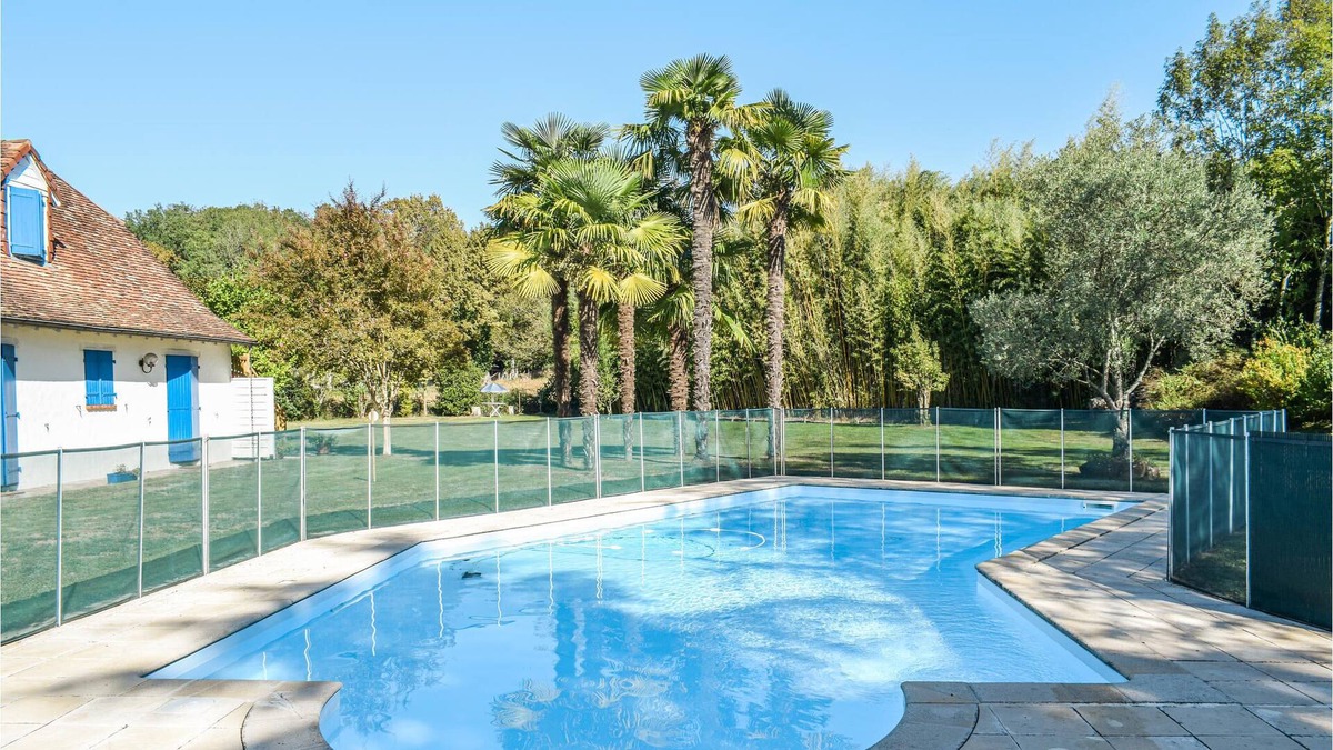 Navarrenx House | Comfortable cottage with large outdoor pool and views of the Pyrenees.