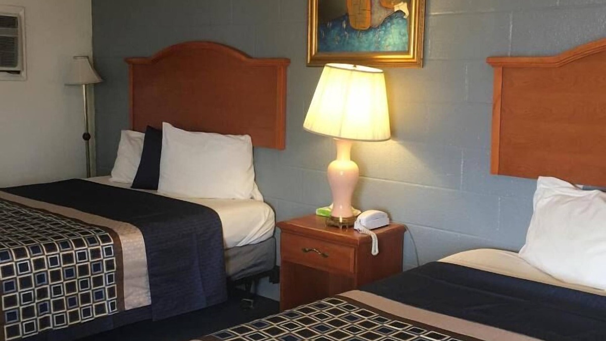 Fairview Hotel | Comfortable Countryside Stay at Knights Inn Fairview! 2 Budgget-friendly Units