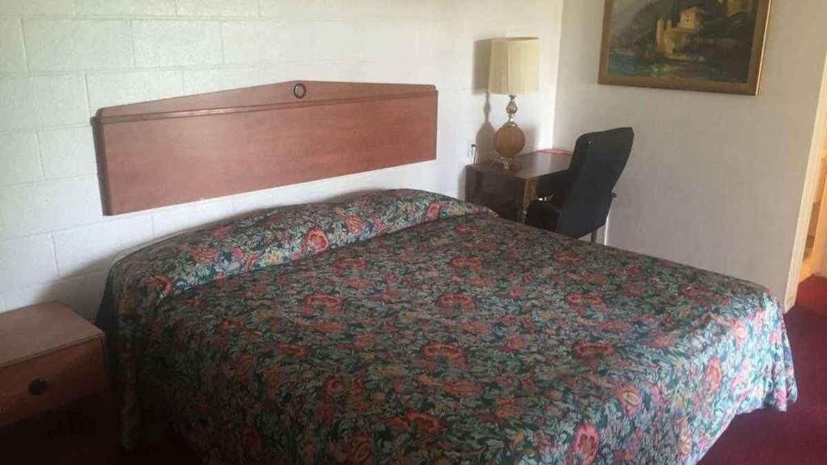 Fairview Hotel | Comfortable Countryside Stay in Knights Inn Fairview! Free Parking, Pets Allowed