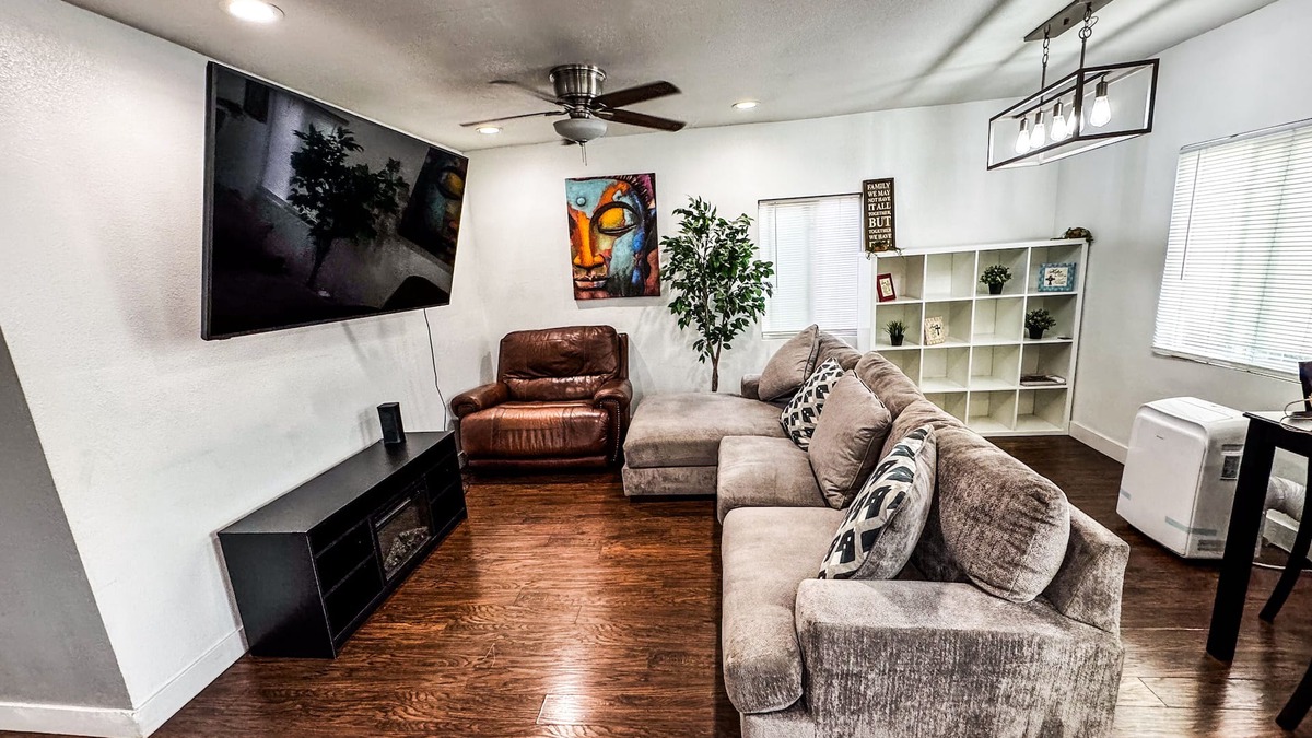 Compton House | Comfortable Cozy Compton Gem