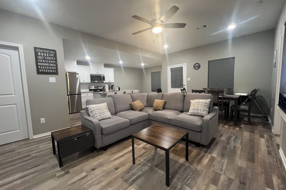 Beebe House | Comfortable & Cozy Private Bed New ConstructionnHouse w/Privacy Fence Backyard