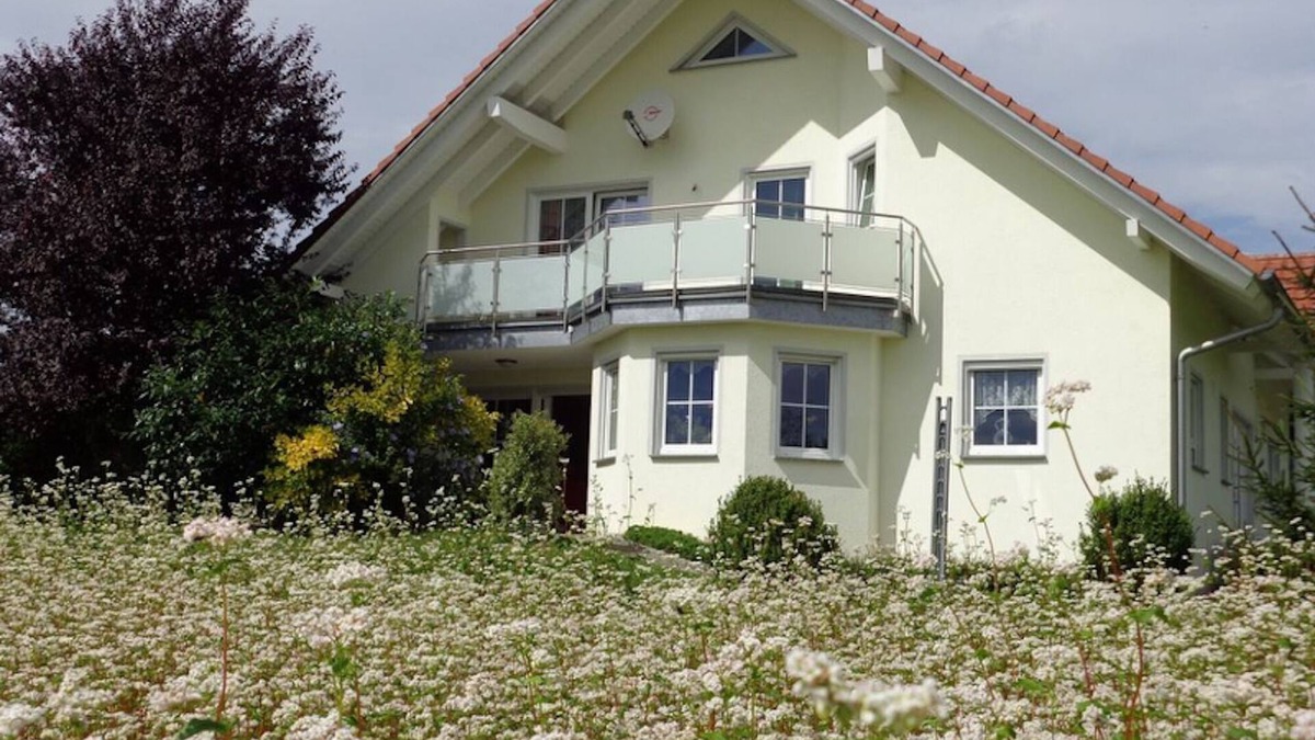 Herdwangen Schoenach Apartment | Comfortable Attic Apartment “Vogelsang” with Mountain View, Wi-Fi & Balcony