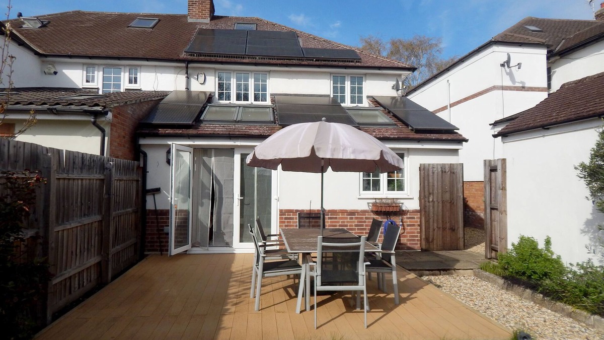 Girton House | Comfortable duluxe spacious house with lovely front and rear gardens