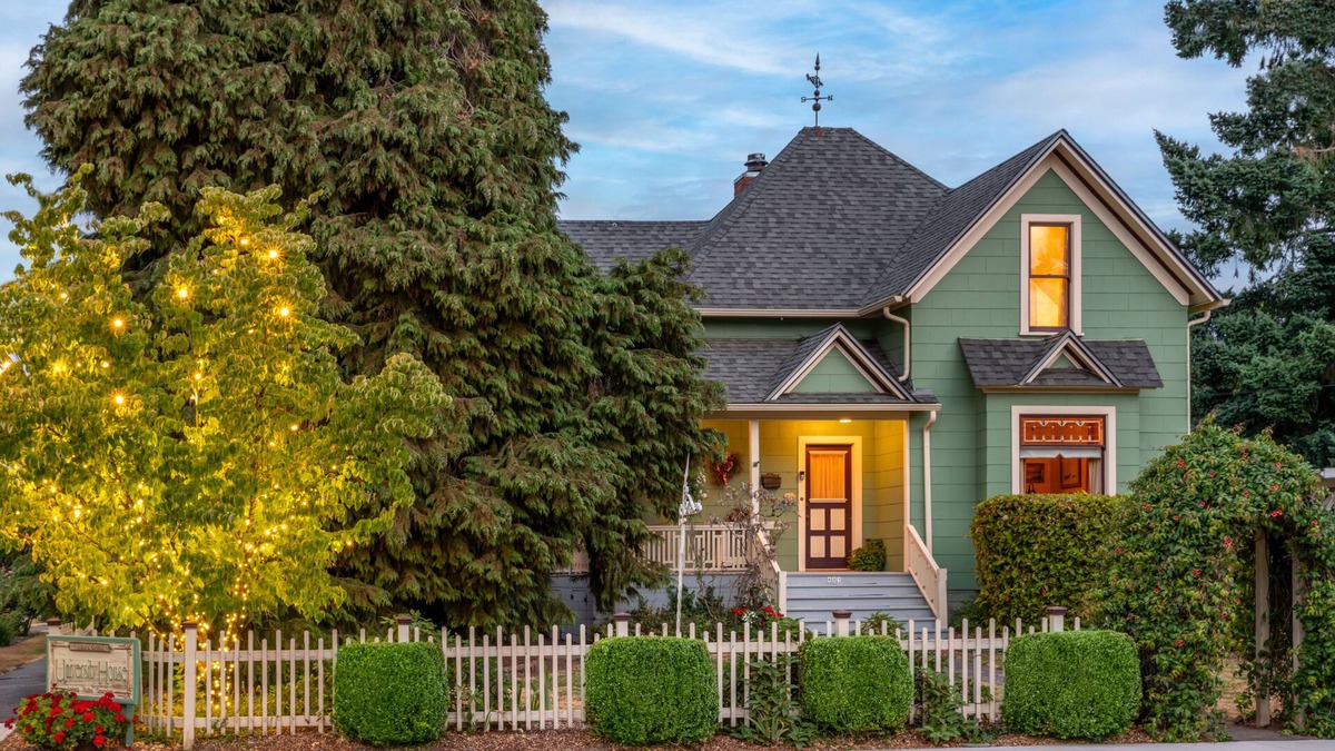 Newberg House | Comfortable Elegance in the Heart of Downtown Newberg