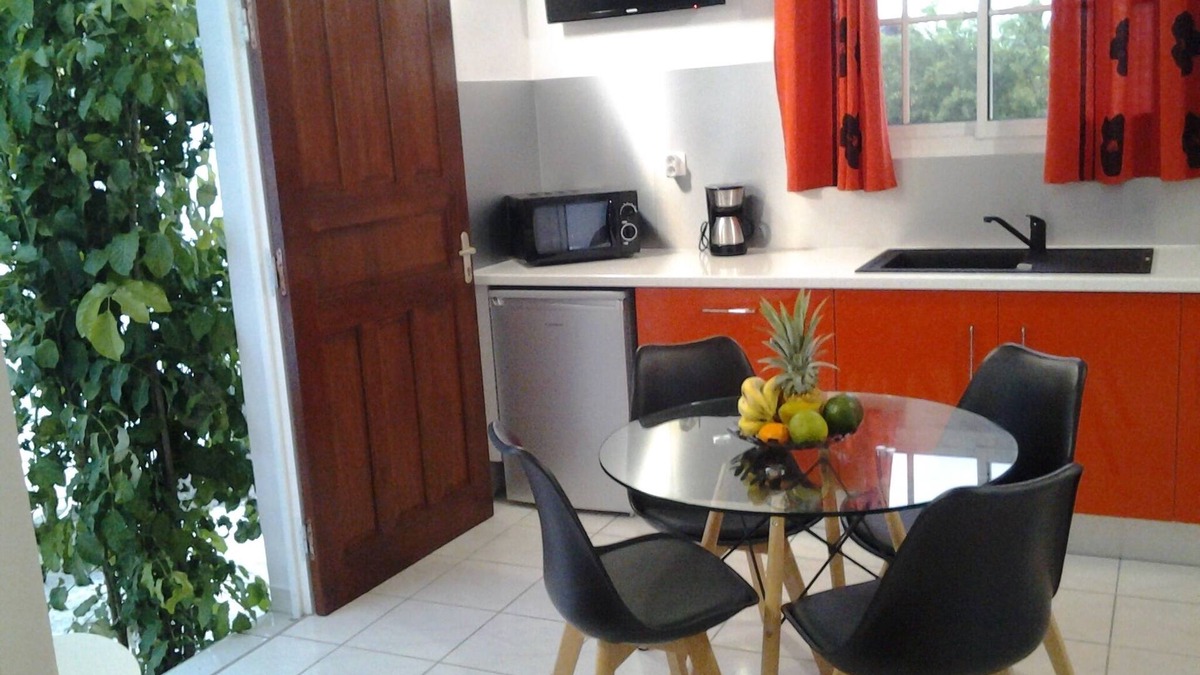 Damencourt House | Comfortable f2 gite with swimming pool