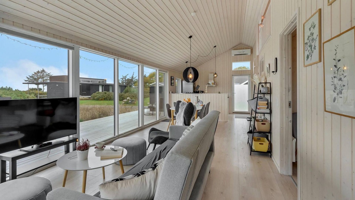 Lundby House | Comfortable, family-friendly cottage with sauna and sea view, a few meters from the beach.