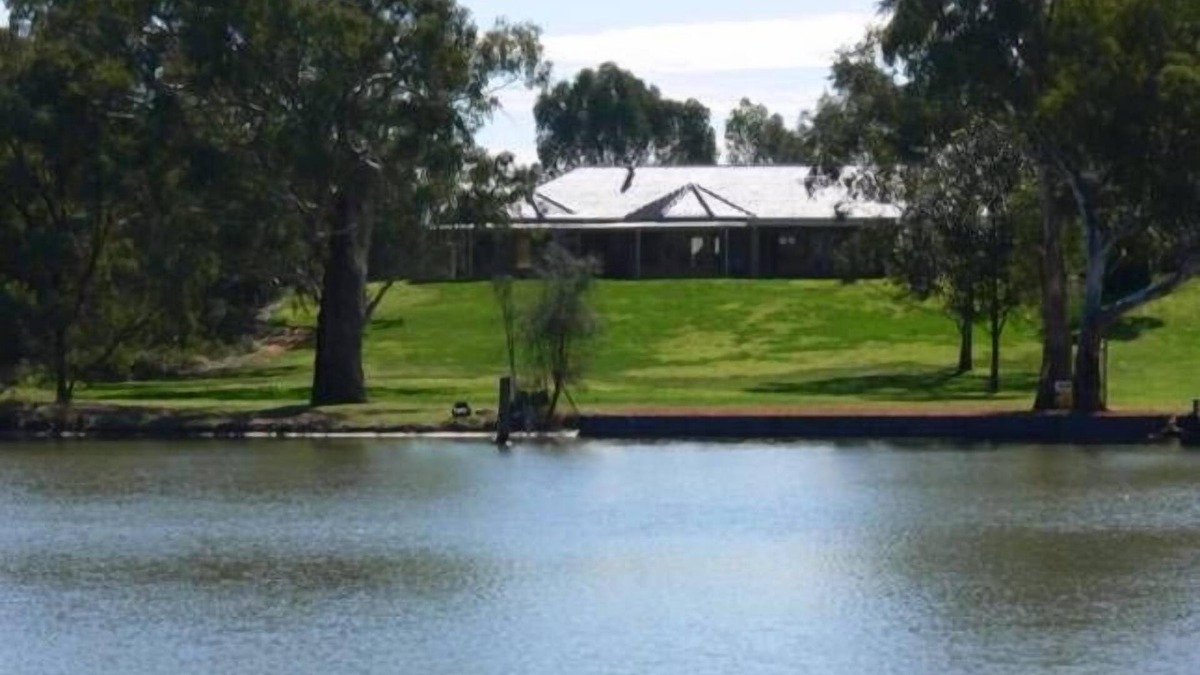 Gol Gol House | Comfortable family retreat on the Murray river. Magnificent views.