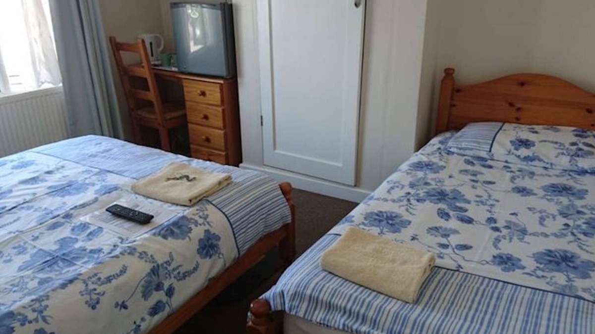 Harlington House | Comfortable Family room with Tv, Free Fast Wifi, Sleeps 3