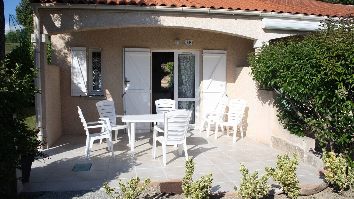 Meschers-sur-Gironde Villa | Comfortable Villa In Residence With Pool And Tennis Court