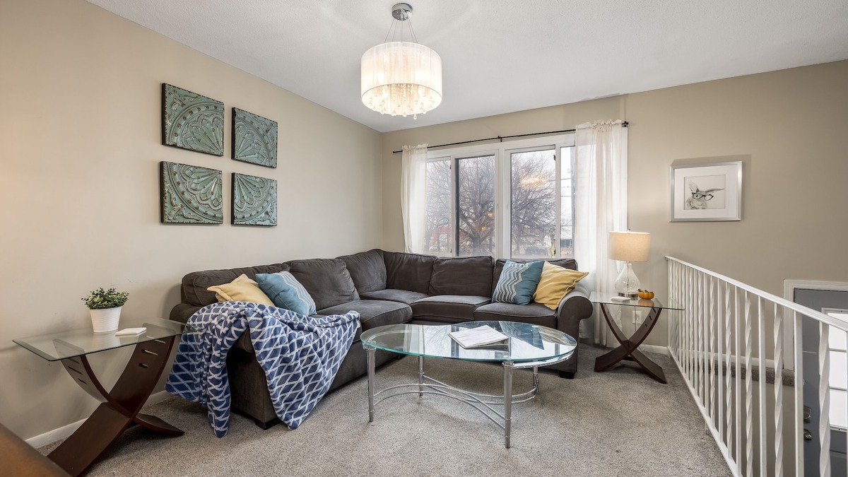Midway House | Comfortable Home Ideal for Groups & Families!