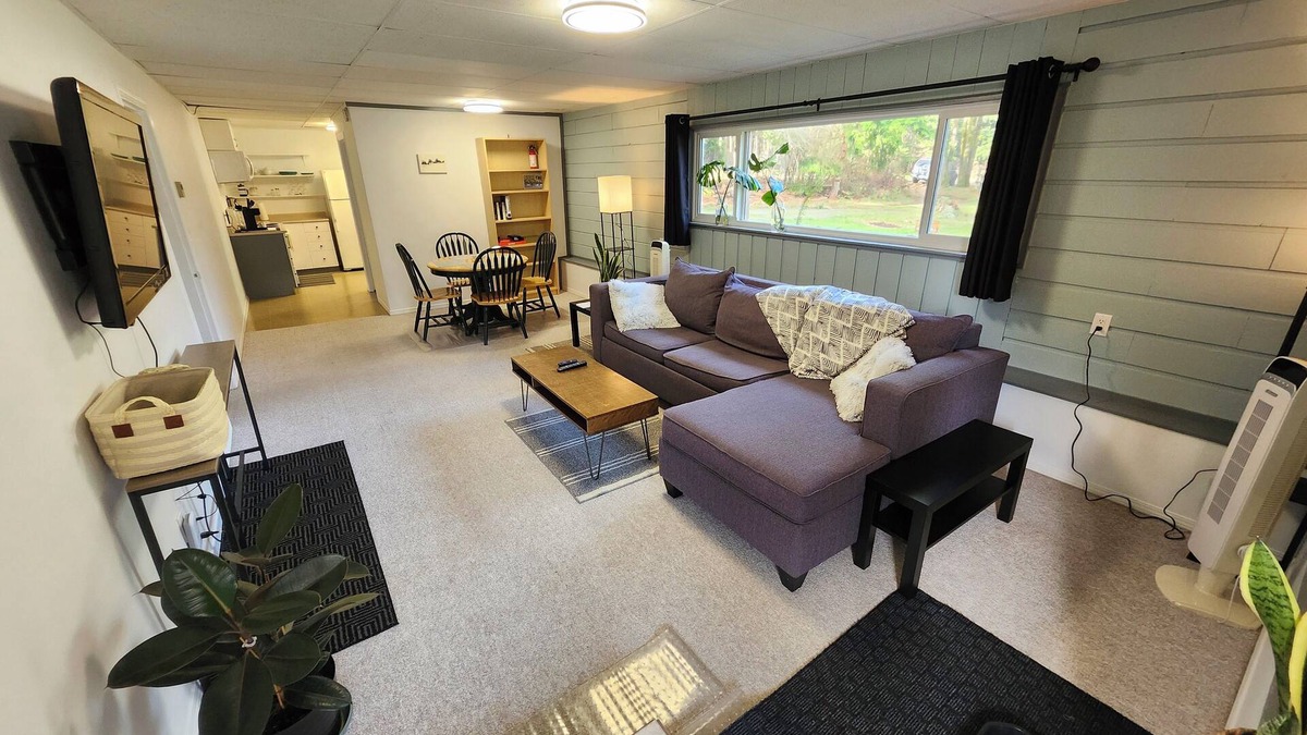Comox House | Comfortable Home in the Comox Valley