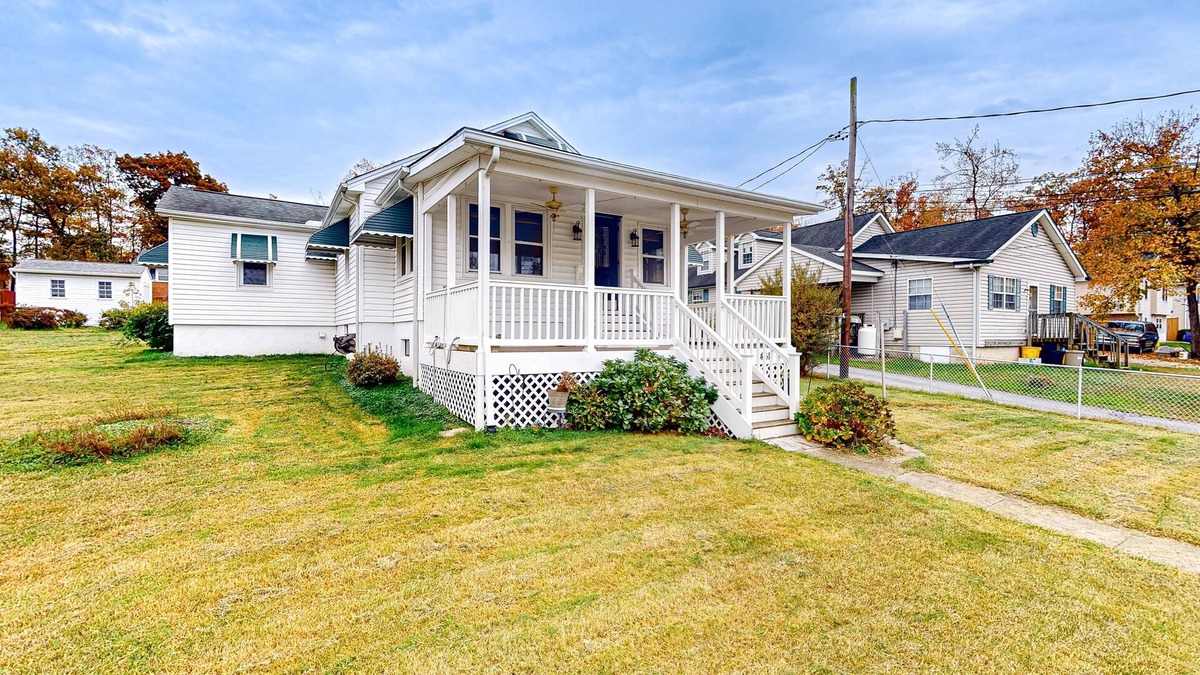 Odenton House | Comfortable home with a work desk, washer/dryer, streaming, & internet