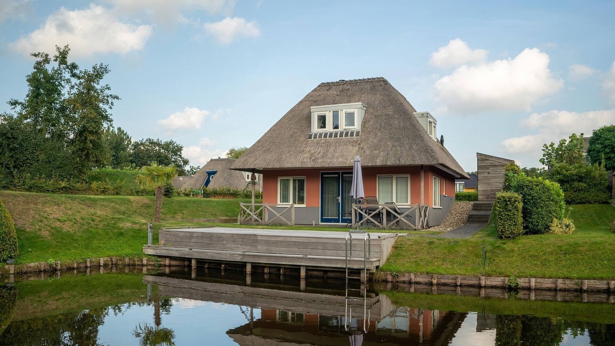 Midlaren House | Comfortable house on the water, in a holiday park