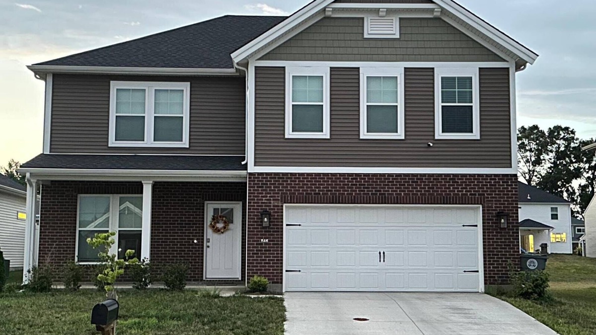 Evansville House | Comfortable house where guests feel welcome.n10 minutes from Evansville Airport
