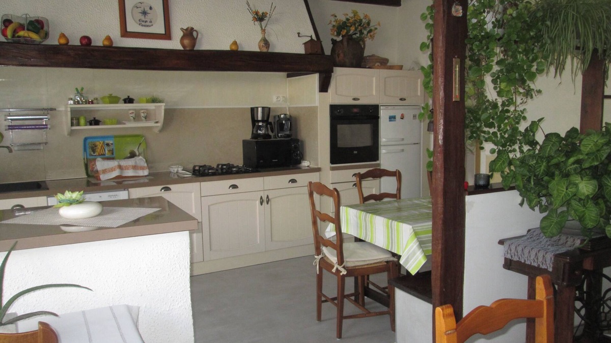 Marennes House | Comfortable house Wi-Fi near all shops 8 adults + 1 baby pets yes